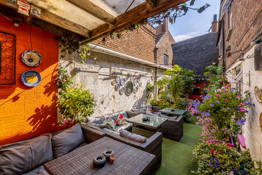 Batemans Pub - Kings Head, Horncastle - Beer Garden & Outside Seating Area