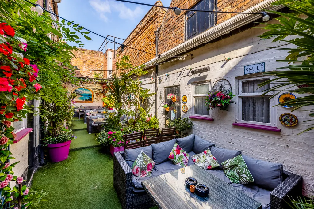 Batemans Pub - Kings Head, Horncastle - Beer Garden & Outside Seating Area